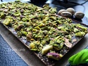 Плитка 75% Raw Vegan шоколада с фисташками, каплями спирулины и розовой гималайской солью